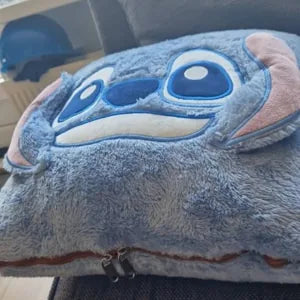 Cobertor Almofada 2 em 1 Stitch e Hello Kitty – Produto Oficial Disney